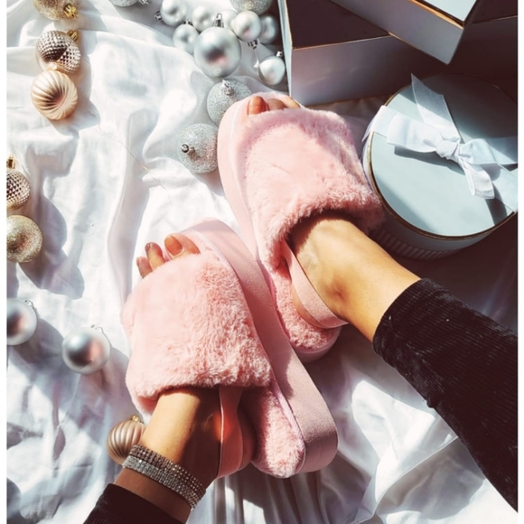 🚨ONLY A FEW PAIRS LEFT// pink fur Slides - Picture 4 of 4